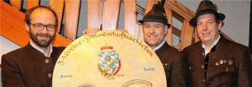 Schützenmeister Rupert Marinus Wörndl (von links) darf die Siegerprämie mit den Wappen der drei Vereine durch Andreas Freund und Sepp Staudacher in Empfang nehmen. Foto Rehberg