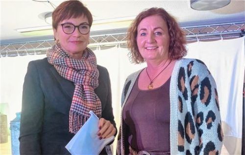 Schulleiterin Magdalena Singer (links) und Stadträtin Astrid Schenck (rechts) im Gespräch kurz nach der Veranstaltung. Fotos Grun