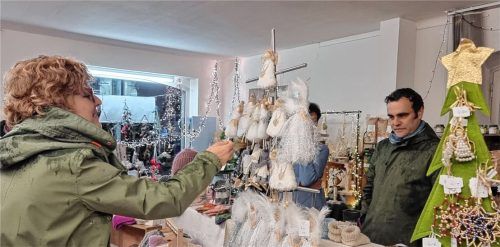 Seit fast einem halben Jahrhundert gehören die Ausstellungen des Kulturkreises zu Bad Endorf. Zum Bummeln lädt die Weihnachtsausstellung ein, über die sich die Kulturreferentin Magdalena Restle und Bürgermeister Alois Loferer einen Überblick verschafften.Foto Ammelburger