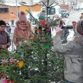 Kinder schmücken Bäume am Christkindlmarkt