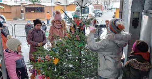Selbst gebastelten Baumschmuck brachten die Kinder an. Foto Weinzierl