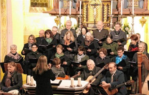 Sensibel und aus tiefstem Herzen dargeboten gestaltete der Singkreis Seeon und einheimische Musiker eine stimmungsvolle Adventsstunde in der Seeoner Klosterkirche St. Lambert.Foto Benekam