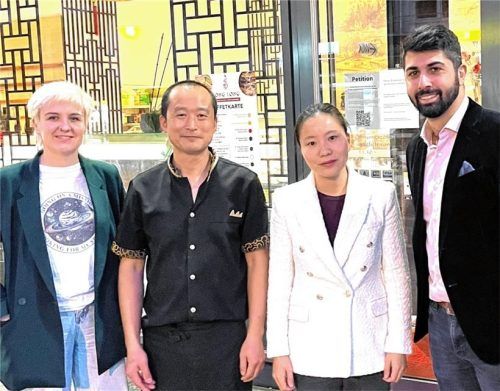 Setzen sich für einen Erhalt des Restaurants „Hong Long“ ein: SPD-Stadträtin Ricarda Krüger (links) und SPD-Fraktionsvorsitzender Abuzar Erdogan (rechts) mit den Inhabern Mary Huang und Haijing Fang. Foto SPD Rosenheim
