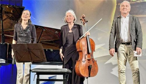 Sie durften sich über intensiven Applaus freuen: (von links) Yume Hanusch, Birgit Saßmannshaus und Michael Atzinger. Foto janka
