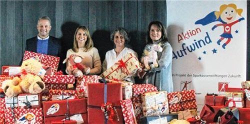 Sie freuen sich für die Kinder: (von links) Karl Göpfert, Vorstandsvorsitzender der Sparkasse Rosenheim-Bad Aibling, Alexa Dietz, geschäftsführendes Vorstandsmitglied der Sparkassenstiftungen Zukunft, und die Stiftungsmitarbeiterinnen Andrea Janshen und Doris Räder. Foto Aktion Aufwind/Sparkassenstiftungen Zukunft