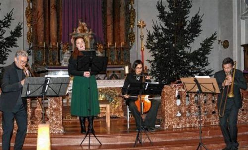 Sie schufen zauberhafte Weihnachtsstimmung: (von links) Robert Schlegl, Veronika Mair, Annalisa Pappano, Adam Bregmann.Foto janka