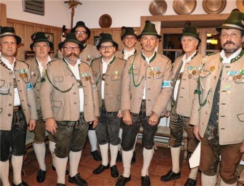 Silberne und bronzene Verdienstmedaillen übergaben Hauptmann Hubert Stein (links) und Bataillonskommandant Hans Rucker (rechts) an ihre treuen Männer.Foto  Rehberg.