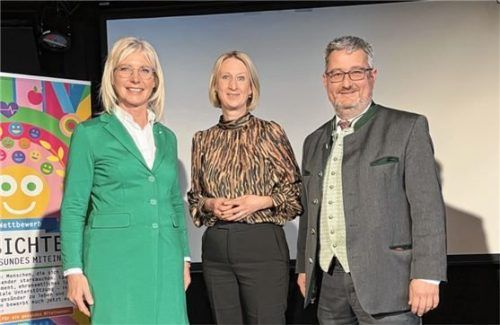 Sozialministerin Ulrike Scharf (links) zeichnet Gewinnerin Eva Faltner vom CSW aus. Hier mit Flintsbachs Bürgermeister Stefan LederwascherFoto  DAK