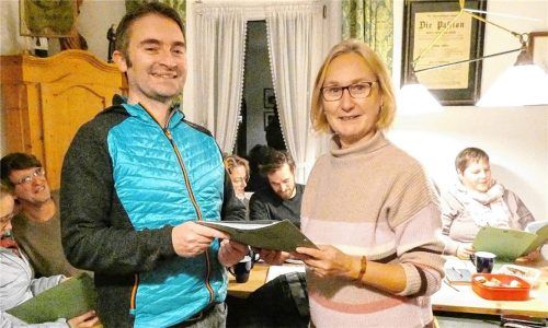 Spielleiterin Paula Aiblinger übergibt das Hauptrollenbuch zum Studium von „Bruder Konrad“ an Hauptdarsteller Konrad Hamberger.Foto Hötzelsperger