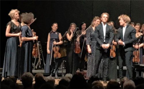 Spielten ein Programm mit sehr gegensätzlichen Werken: Die beiden Pianisten Lucas und Arthur Jussen (rechts im Bild), und die Amsterdam Sinfonietta mit ihrer Dirigentin Candida Thompson (leicht verdeckt).Foto  Prokop