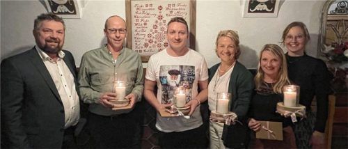 Stellvertretender Vorsitzender Tom Eberharter (links) ehrte mit Vorsitzender Evi Ziel (rechts) Matthias Pongratz (von links), Stefan Franzler, Rita Lipp und Christina Wandinger. Foto grundner