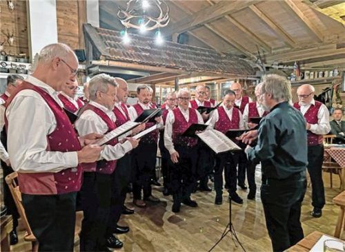 Stimmungsvolle Lieder zur Weihnachtszeit präsentierten die Sänger des Aschauer Männerchors unter der Leitung von Rupert Schäffer.Foto Männerchor Aschau