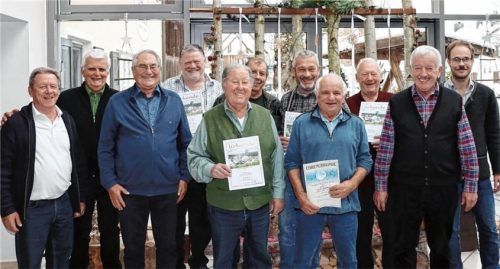 Stolz präsentieren (ab Zweitem von links) Alois Rappold, Rudolf Oberpichler, Rupert Hacker, Helmut Spermann, Georg Langgartner, Christian Schmid, Alfred Forster, Josef Huber und Jakob Gerg ihre Ehrungen – eingerahmt vom Vorsitzenden Stefan Mayer (rechts) und dem Zweiten Vorsitzenden Karl Steffan (links).Foto RE