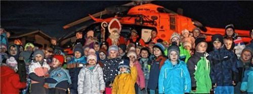Strahlende Kinderaugen begrüßten den heiligen Nikolaus, der mit dem Rettungshubschrauber in Traunstein landete.Foto Kliniken Südostbayern AG