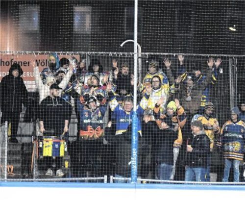 Strömender Regen konnte dem EHC-Anhang in Vilshofen nichts ausmachen. Foto Paolo del Grosso