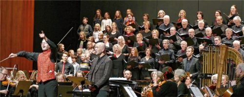 Szene beim Weihnachtskonzert 2022: Andreas Penninger dirigierte das Publikum. Foto  Innphilharmonie Rosenheim