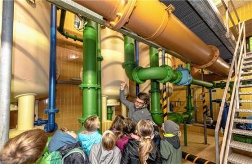 Teure Technik braucht es, damit Trinkwasser in erstklassiger Qualität zur Verfügung steht, wie Bürgermeister Johannes Thusbaß einer Schulklasse am sanierten Hochbehälter Königsberg erklärt. Foto  Thomae