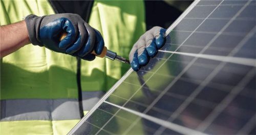 Theorie oder Praxis? Schulabgänger müssen sich nicht entscheiden. Mit einem dualen Studium können sie beides miteinander verknüpfen. Foto pixabay_comounaReina