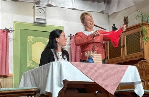 Tochter Gerlinde Mooshammer (von links, gespielt von Veronika Wörndl) lässt sich von ihrer Freundin Rita (Ramona Sattlberger) beraten.Foto Hötzelsperger