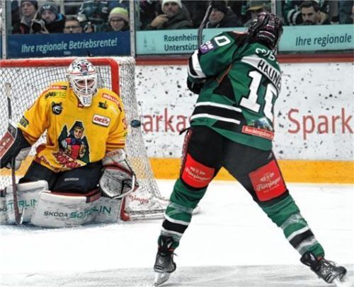 Norman Hauner traf mit diesem Schuss genau rechts oben in das kleine „Loch“ zwischen Schulter und Latte. Foto Hans-Jürgen Ziegler