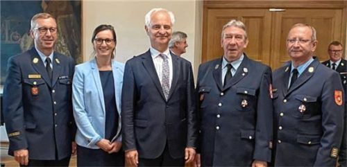 Über den besonderen Anlass freuen sich: (von links) Stadtbrandinspektor Mario Zimmermann, Regierungsdirektorin Susann Schäuble, Regierungspräsident Dr. Konrad Schober, der Geehrte Robert Sailer sowie Stadtbrandrat Hans Meyrl. Foto Feuerwehr Rosenheim