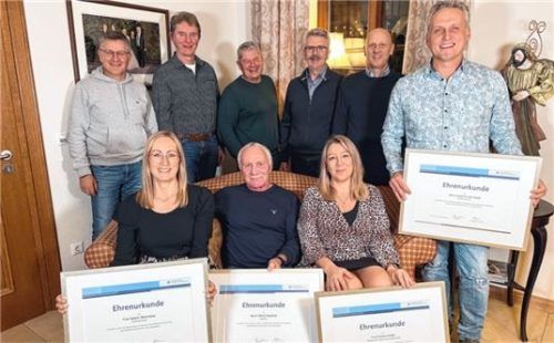 Über eine Ehrenurkunde freuten sich (vordere Reihe von links) Sabine Obermeier, Viktor Siegfried, Andrea Huber und Andreas Weichold.