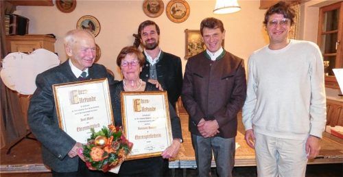 Unter den Geehrten beim Endorfer Theater waren (von links) Josef Mayer und Annemarie Ramoser, hier mit dem Vorsitzenden Konrad Schlaipfer, dem Zweiten Vorsitzenden Peter Bichler und Schriftführer Markus Hermannsdorfer. Foto Hötzelsperger