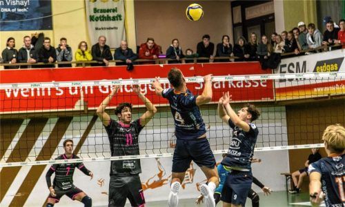 Variables Zuspiel von Felix Schinko (rechts) und beherzte Angriffe von David Fecko (Nummer 4) brachten die Mühldorfer vor allem in den Sätzen drei und vier nach vorne.Foto Fabian Bartsch