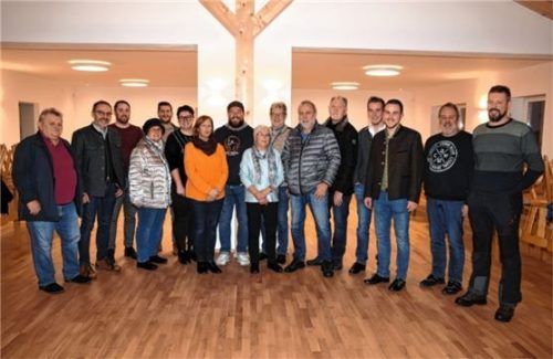 Vereinsvertreter und Raublings Bürgermeister Olaf Kalsperger (Zweiter von links) sind nach dem Ende der Um- und Anbauarbeiten vom Gemeindehaus begeistert.Foto Ruprecht