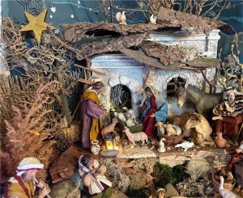 Viel Platz für Maria, Josef und das Kindlein bietet die detaillierte Krippe von Lara Holzer. Foto Kirchner