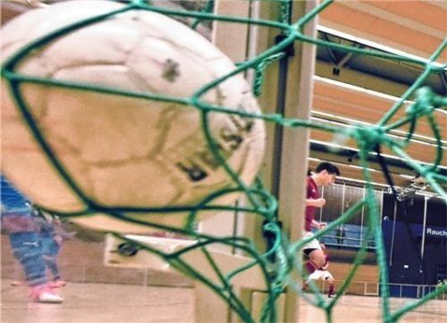 Viele Tore fielen bei den letzten Vorrundenturnieren um die Nachwuchs-Hallenkreismeisterschaft. Foto Hans-Jürgen Ziegler