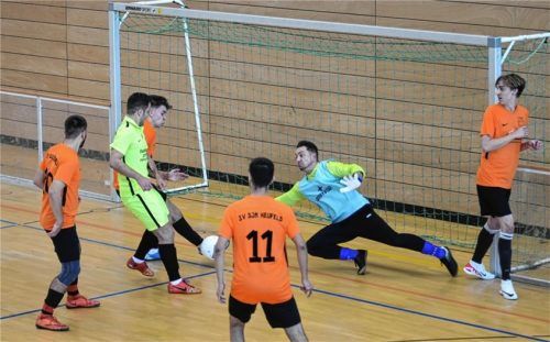 Viele Torszenen bieten die Spiele im Hallenfußball-Sparkassenpokal.Foto Franz Ruprecht