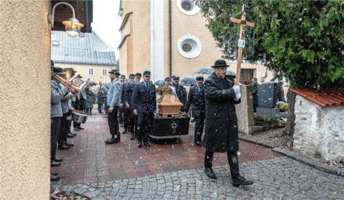Viele Trauergäste und die Rohrdorfer Ortsvereine begleiteten Christian Praxl auf seinem letzten Weg. Foto Thomae