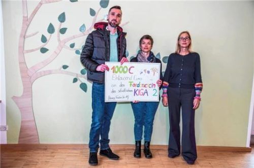 Viktor Brehm (von links), Erster Vorstand der Schlaf-Platz e.G., Rona Kiernan, Vorsitzende des Fördervereins, Marina Niemeier-Kozmus, Leiterin des Kindergartens in der Herzog-Friedrich-Straße.Foto Rudolf Mayer