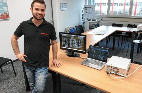Vom Laborempfänger über die Software auf den Bildschirm: Marcus Reile, Werkstudent von Kathrein, macht das erste 5G-Signal in Rosenheim sichtbar. Foto Sautter