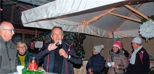 Vorsitzender Hans Reile (links) ehrt Dr. Tobias Neuhann für 50 Jahre Treue zum Segler- und Ruderclub Simssee. Foto Niessen