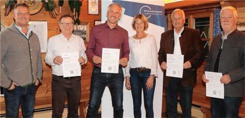 Vorsitzender Thomas Eberl (links) ehrte (von links) Florian Binder, Toni und Petra Maier, Robert Aigner und Jürgen Eberl für langjährige Mitgliedschaft.Foto wittenzellner