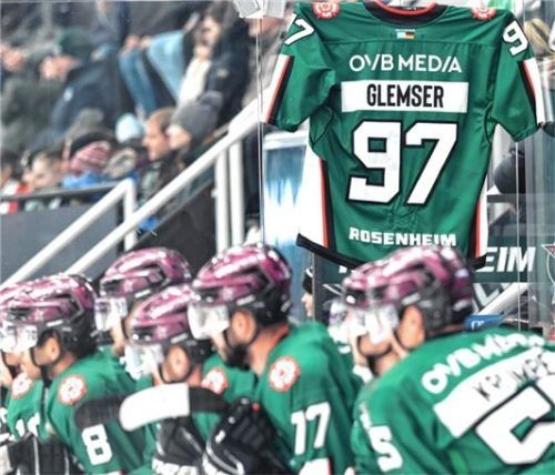 In der Aufstiegssaison blieb Mike Glemser nicht nur in Gedanken immer beim Team. Sein Trikot hing als Motivationshilfe stets über der Spielerbank. Foto  Hans-Jürgen Ziegler