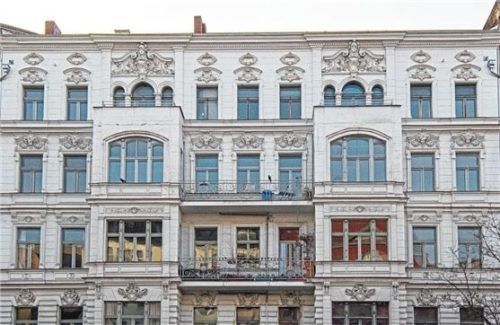 Wechselt eine vermietete Wohnung den Eigentümer, ist das für Mieter oft ein Schreck. Dabei sind sie ganz und gar nicht einflusslos. Foto Bernd Diekjobst/dpa