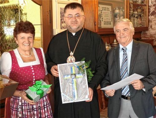Weihbischof Volodymyr Firman (Mitte) und die beiden Vorsitzenden des Helferkreises für die Diözese Ternopil, Katharina Schmid und Fritz Tischner, hier bei einem Besuch in Rohrdorf im Sommer.Foto Rehberg