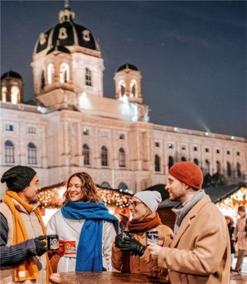 Weihnachtsdorf vor festlicher Kulisse: Auf dem Maria-Theresien-Platz in Wien herrscht eine bezaubernde Atmosphäre. Foto Paul Bauer/WienTourismus/Paul Bauer