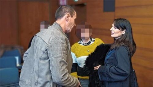 Wiedersehen im Gerichtssaal: Manfred Genditzki mit Anwältin Regina Rick. Foto  Weiser