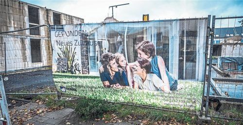 Wo neue Wohnungen entstehen sollten (wie hier im Duisburger Stadtteil Neumühl), klafft mittlerweile oftmals über Jahre ein Loch. Foto IMAGO/Funke Foto Services