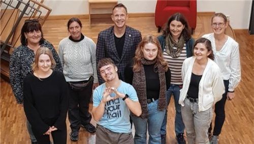 Wolfgang Hauck (Mitte hinten) begrüßte die neuen Freiwilligen: (von links) Renate Held, Anja Wagner, Susi Böhme, Frederik Dahnk, Anna Weinberger, Regina Moser, Sophia Heidecker und Bettina Sölch.Foto Stadtbibliothek Rosenheim