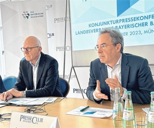 Wollen den Weg aus der Krise finden: Wolfgang Schubert-Raab (l.), Präsident des Landesverbands Bayerischer Bauinnungen, und Andreas Demharter, Geschäftsführer der bayerischen Baugewerbeverbände, beim Pressegespräch in München. Foto Ck