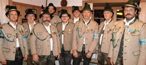 Zahlreiche Ehrungen für langjährige Mitgliedschaft und Verdienste um die Kompanie gab es bei der Versammlung. Hauptmann Hubert Stein (links) und Bataillonskommandant Hans Rucker (rechts) überreichten die silbernen und bronzenen Verdienstmedaillen. Fotos  Rehberg