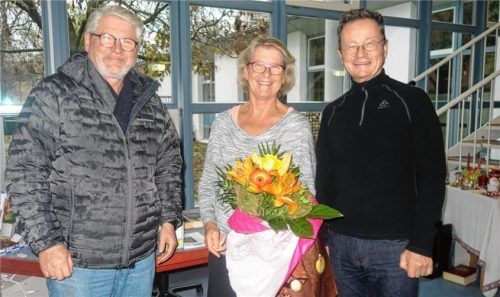 Zum Jubiläum dankte Pfarrer Maurus Scheurenbrand (rechts) mit Kirchenpfleger Franz Stadler der Leiterin des Bücherstüberls, Regina Rackl, für ihr Engagement.Foto Franke