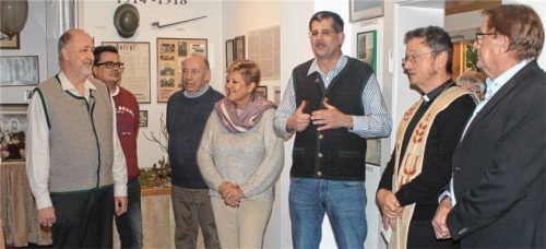 Zur Eröffnung kamen unter anderem (von links) Hermann Märkl, Zweiter Vorsitzender vom Verein für Krippen und religiöse Volkskunst Inn-Salzach, Stadtrat Michael Hörl, Albert Hamberger vom Museumsverein, Dritte Bürgermeisterin Sabine Balletshofer-Wimmer, Vorsitzender des Museumsvereins Stefan Reischl, Stadtpfarrer Maurus Scheurenbrand und Zweiter Bürgermeister Dieter Kannengießer. Foto RE