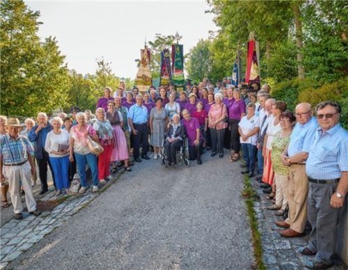 100 Jahre Gesangverein: Die Festgemeinde mit den Fahnenabordnungen der Vereine aus Rattenkirchen, Lauterbach und Weidenbach.
