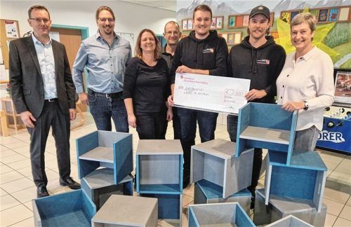 14 multifunktionale Hocker und einen Scheck über 2000 Euro brachte die Vertretung studierender Techniker (VsT) der Staatlichen Fachschule Rosenheim ins KIZ nach Aschau. Stefan Schmitt, Geschäftsführer KIZ Aschau (von links), Manuel Fraunhofer, Studienrat der Staatlichen Fachschule Rosenheim, Gabriele Meßner, Konrektorin KIZ Aschau, Josef Oberniedermaier, Fachschule Rosenheim, Louis Holthaus, VsT, Hauke Kruse, VsT, und Bärbel Marx, Fachschule Rosenheim, freuen sich über das Resultat.Foto rehberg